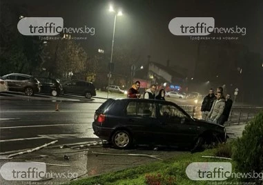 Лек автомобил Голф се е врязал фронтално в мантинелата на