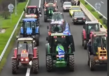 Малко преди обед в събота гръцките фермери обявиха че спират