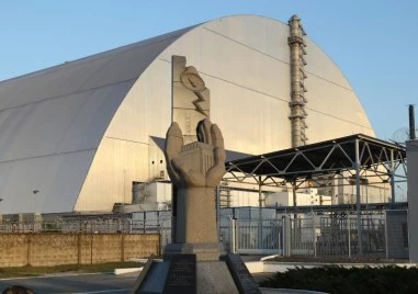 Защитният саркофаг на атомната електроцентрала в Чернобил в разкъсваната от