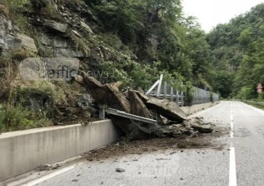 Свлачище се е активирало на пътя Асеновград – Смолян съобщиха