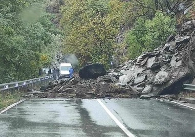 Свлачището на пътя Асеновград Смолян е разчистено съобщиха от полицията