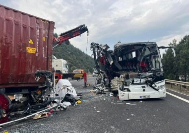 Седем души загинаха а 11 бяха ранени при катастрофа между