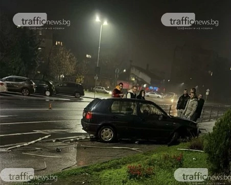 Голф се заби в предпазна ограда в Тракия, шофьорът получил пристъп