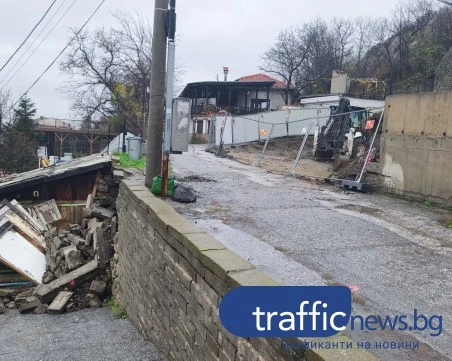 След обилните валежи: Подпорна стена рухна на Бунарджика, компрометирани са електрически стълбове