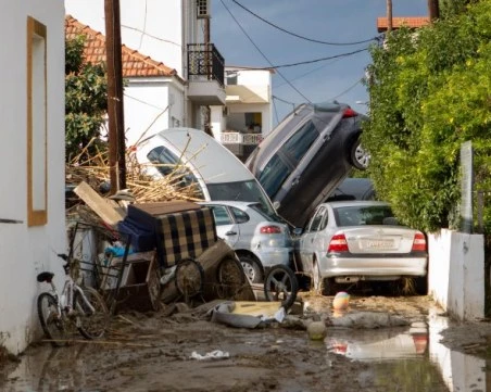 Срутвания, евакуации и затворени училища в Гърция след бурите и наводненията