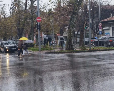 Времето утре: Валежите постепенно ще спират