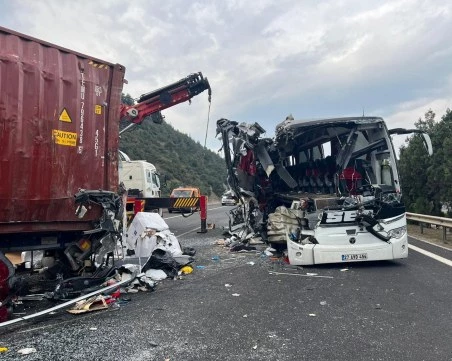 Загинали и ранени при катастрофа между автобус и камион в Южна Турция