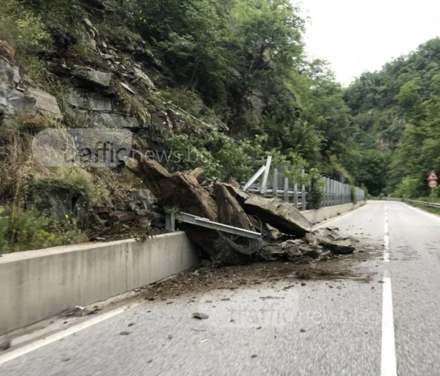 Пороите активираха свлачище на пътя Асеновград – Смолян, разчистват земни маси