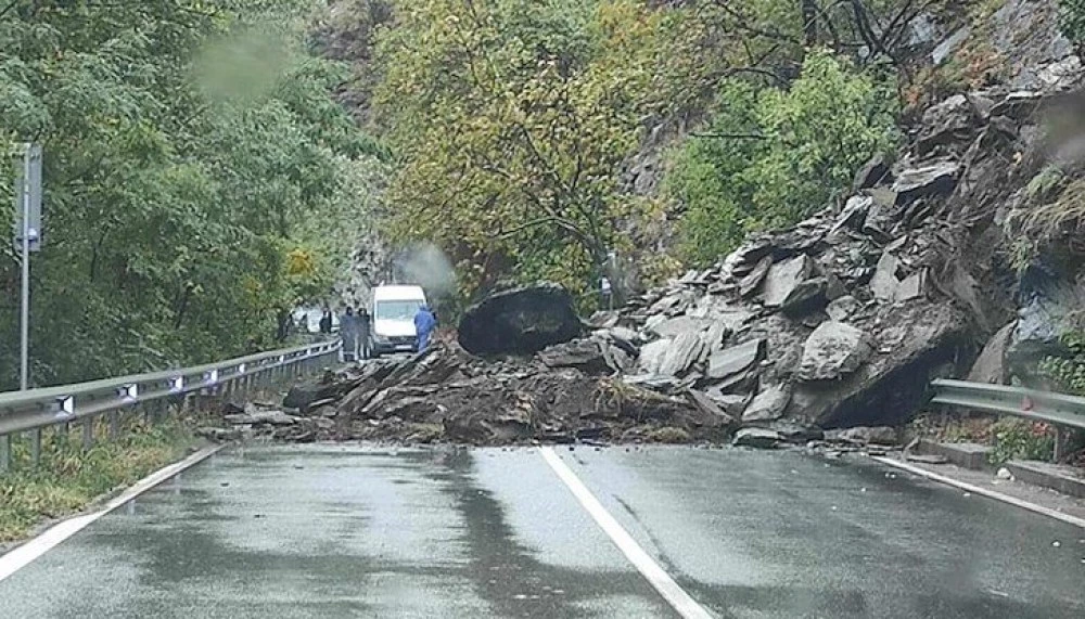 Разчистиха свлачището на пътя на пътя Асеновград – Смолян