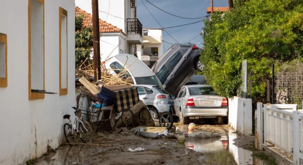 Срутвания, евакуации и затворени училища в Гърция след бурите и наводненията