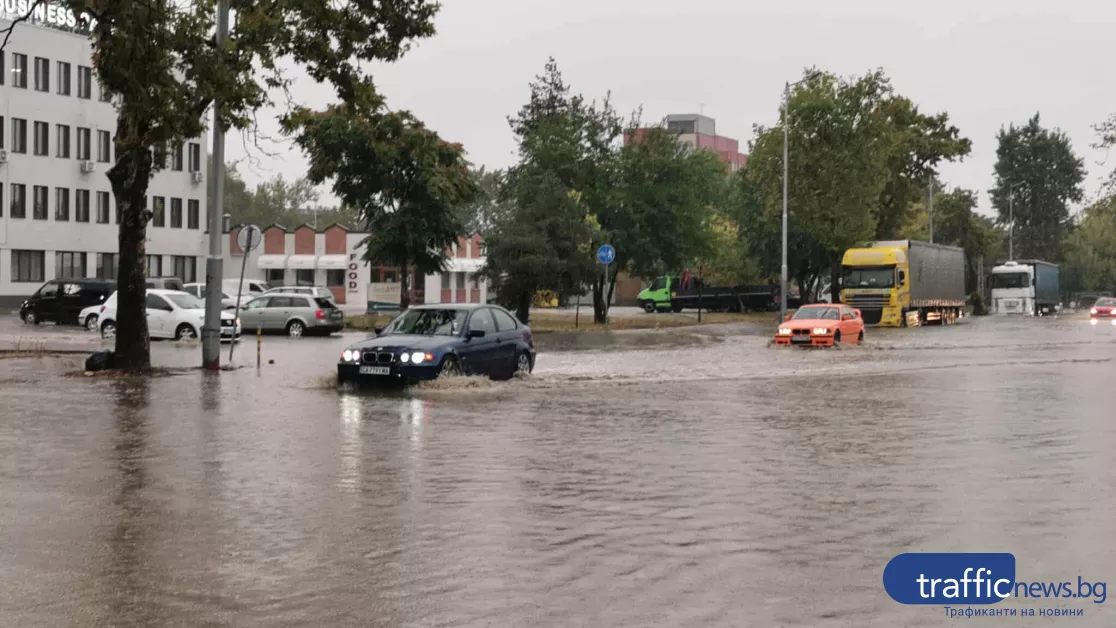 Възстановиха движението по потъналия под вода бул. 