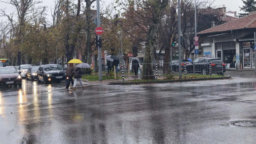 Времето утре: Валежите постепенно ще спират