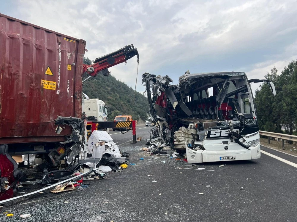 Загинали и ранени при катастрофа между автобус и камион в Южна Турция