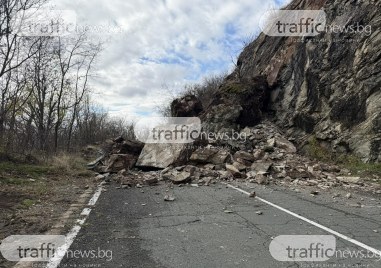 Свлачище затвори прохода Троян–Кърнаре, огромни скали блокираха пътя