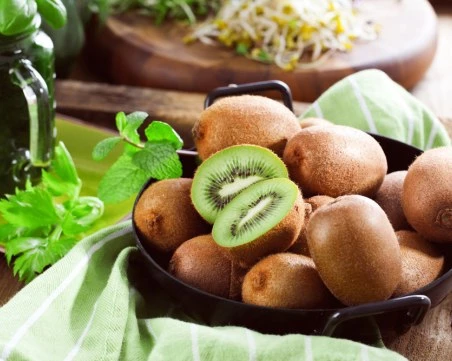 Ежедневната консумация на киви поддържа кожата млада и еластична