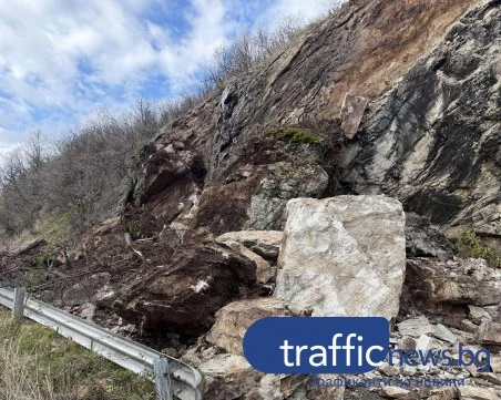 Проходът Кърнаре–Троян остава затворен поне до утре заради огромното свлачище
