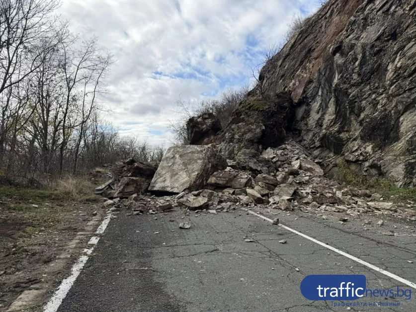 5 машини разчистват свлечената скална маса край село Кърнаре
