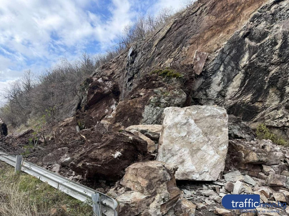 Проходът Кърнаре–Троян остава затворен поне до утре заради огромното свлачище СНИМКИ и ВИДЕО