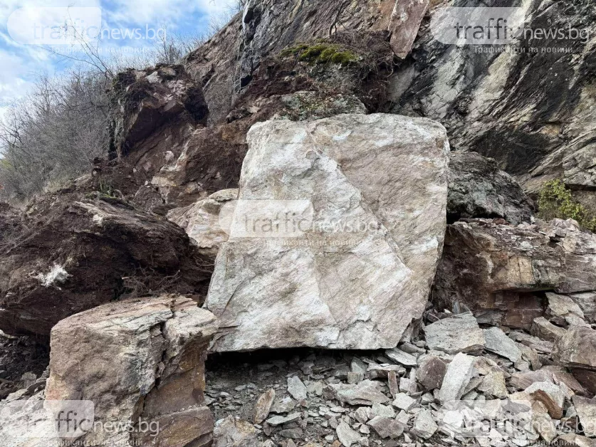 Пуснаха движението по пътя Троян – Кърнаре след огромното свлачище