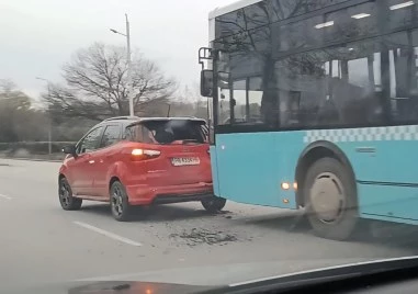 Катастрофа между лек автомобил и автобус на градския транспорт е