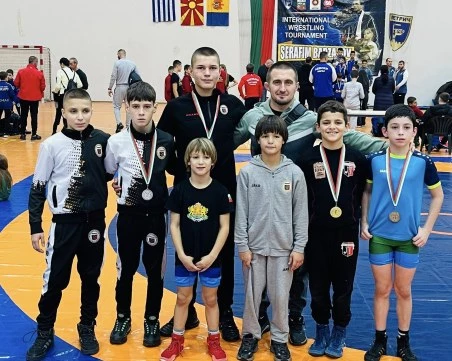 Борците на Локомотив с четири медала от турнир в Петрич