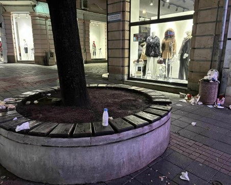 Европейски център или ориенталски хаос? Малката Главна вечер е миризливо сметище