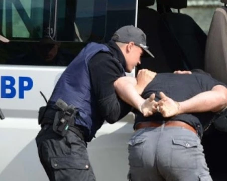 Гневен мъж от Карлово рита патрулка и крещи на полицаи да не го гледат — съдът му наложи глоба