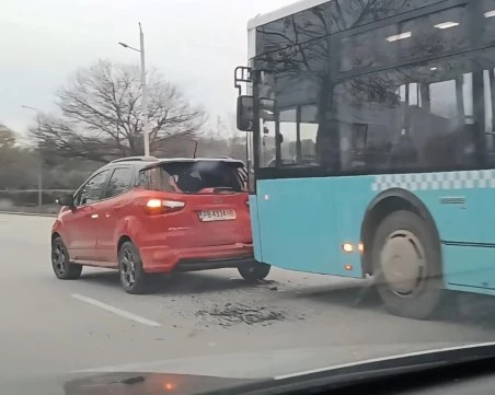 Кола и автобус на градския транспорт се удариха на натоварен булевард в Пловдив