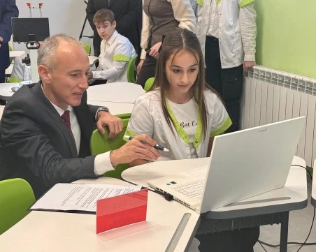 Министър Вълчев откри модерен STEM център в училище в Пловдивско