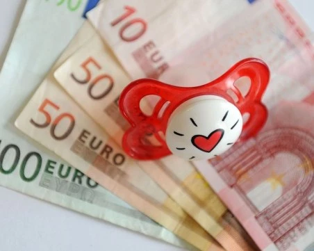 Вдигат обезщетението за отглеждане на дете на 460 евро