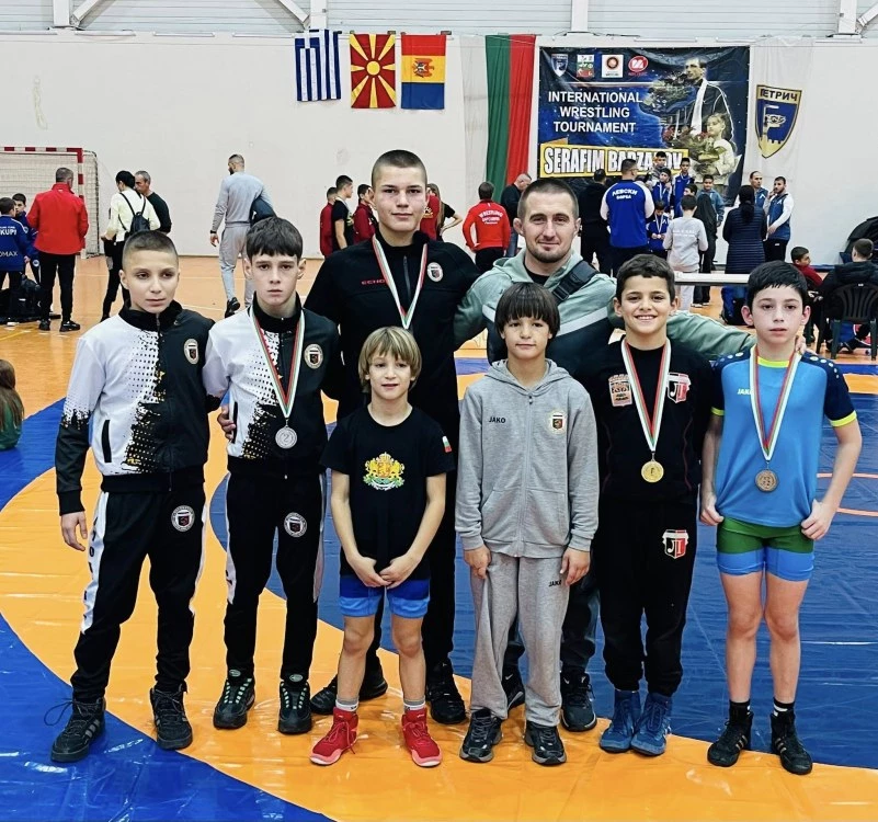 Борците на Локомотив с четири медала от турнир в Петрич