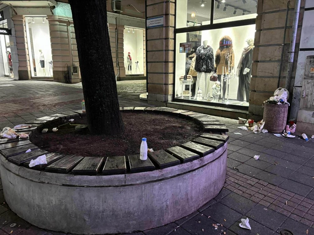 Европейски център или ориенталски хаос? Малката Главна вечер е миризливо сметище