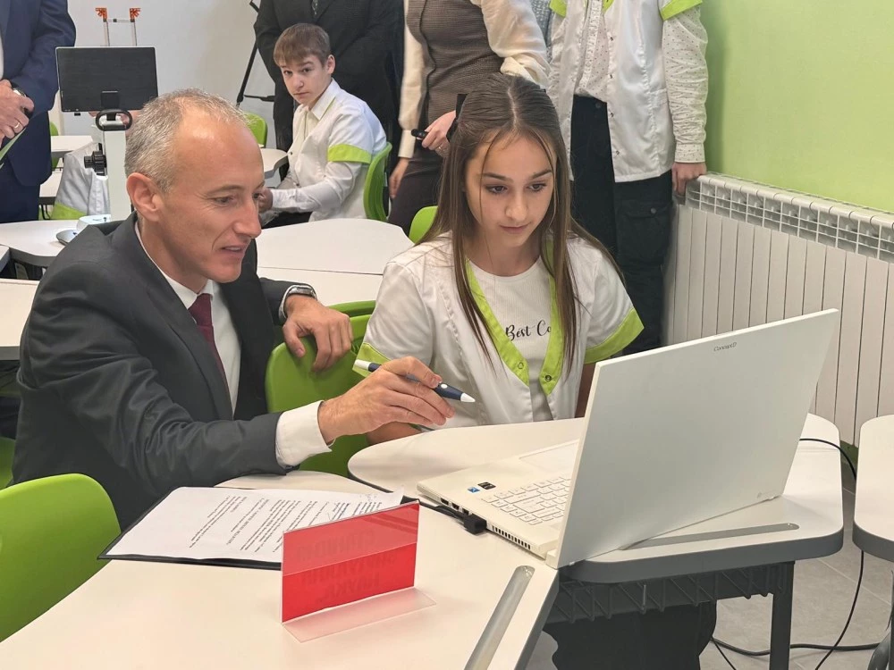 Министър Вълчев откри модерен STEM център в училище в Пловдивско