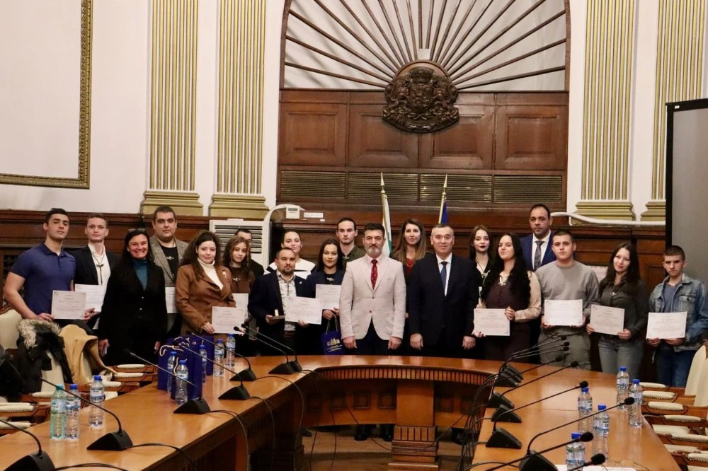 Наградиха млади доброволци, спасяввали диви животни при горските пожари през 2025 г.