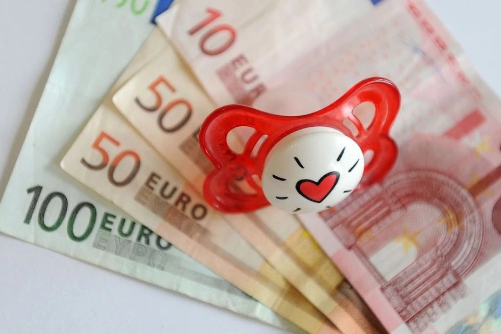 Вдигат обезщетението за отглеждане на дете до 2 години