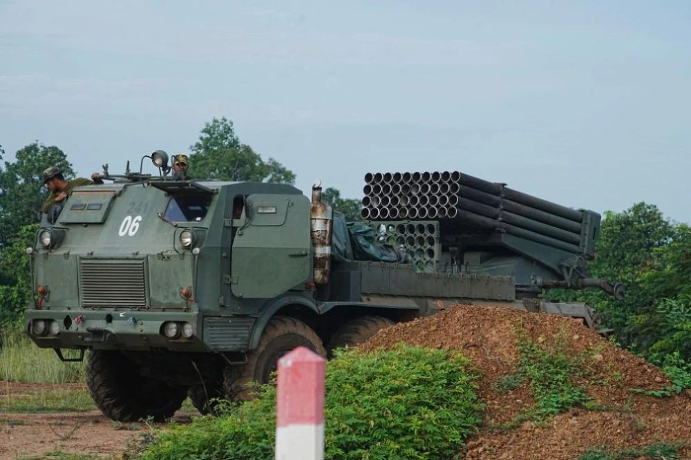 Примирието пропадна: Тайланд атакува Камбоджа