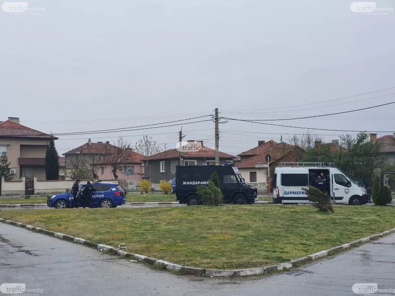 Въоръжен екшън във Войводиново: Пенсионер заплаши полицаи с нелегален пистолет, искал да ги 