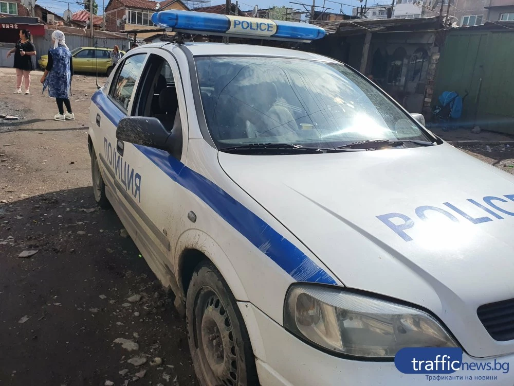 Пловдивчанин се напи жестоко, изкърти дограмата си и я изхвърли върху автомобили