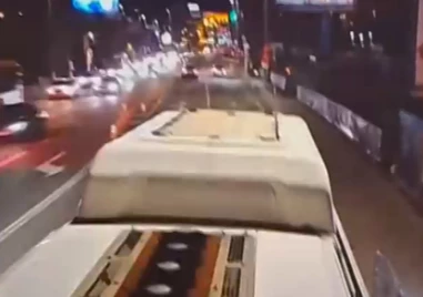 Видео с млад мъж който се е качил на покрива