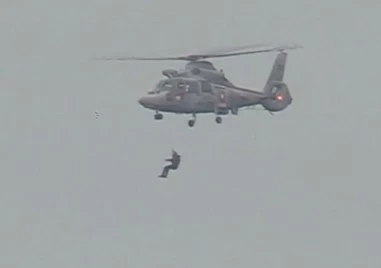 На границата между бурята и тъмнината с вълнение до 4 бала и вятър