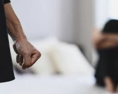 Издирват 32-годишен мъж, пребил приятелката си