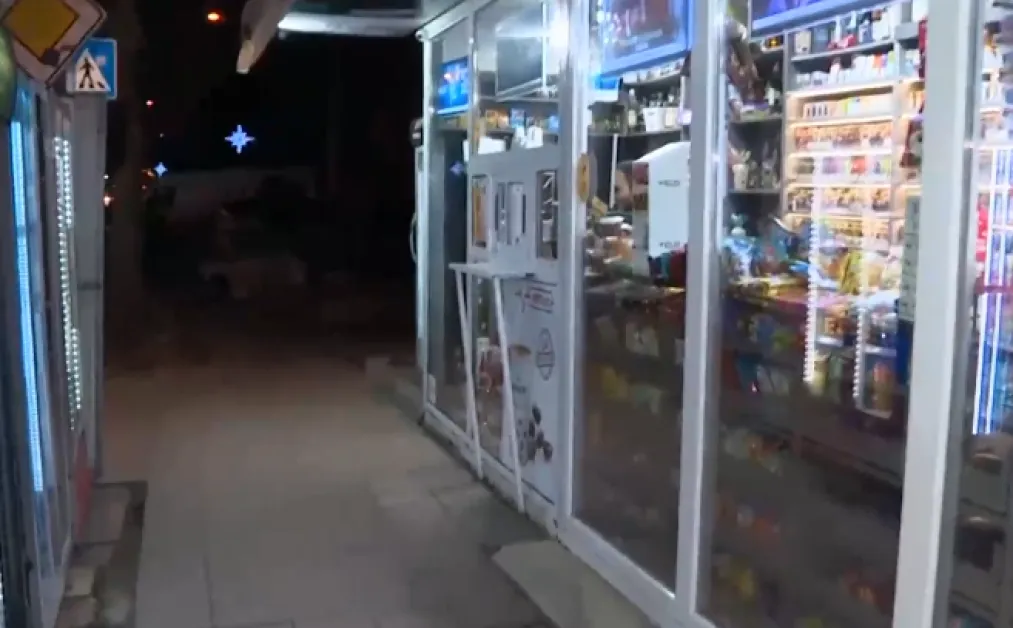 Мъж е с опасност за живота след побоя пред столичен магазин