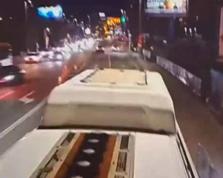 Мъж се изфука в социалните мрежи как се вози на покрива на автобус в София