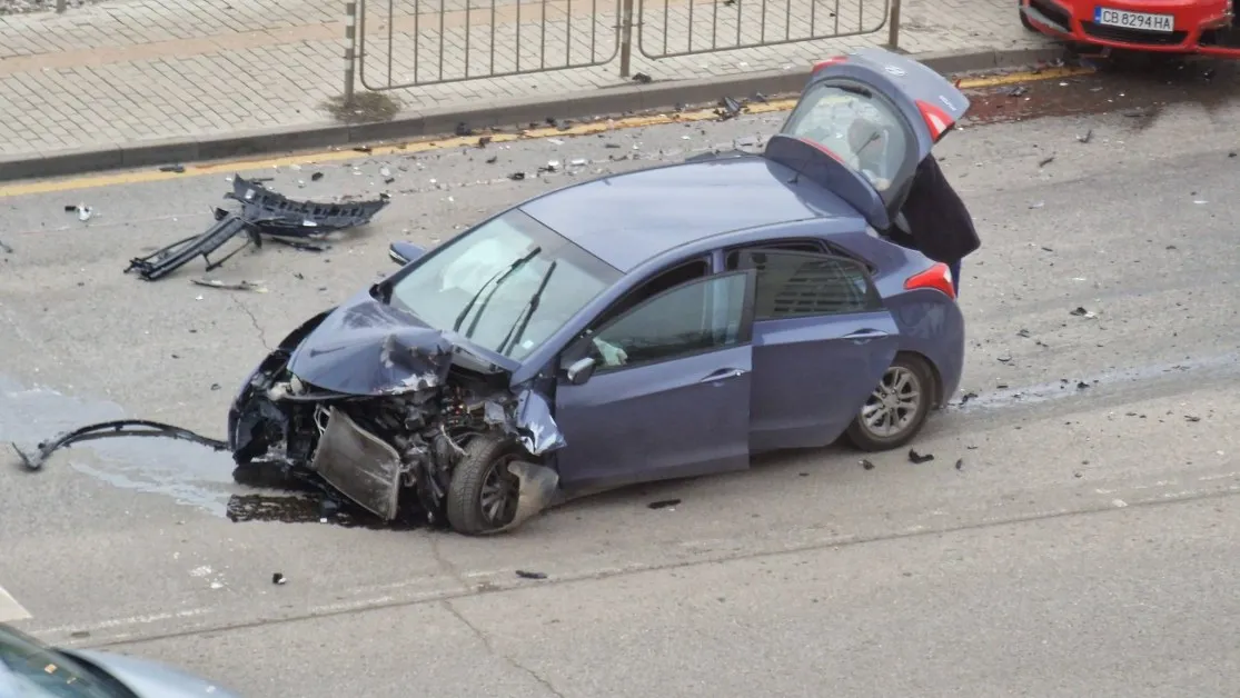 Две коли се блъснаха в София, щетите са големи СНИМКИ