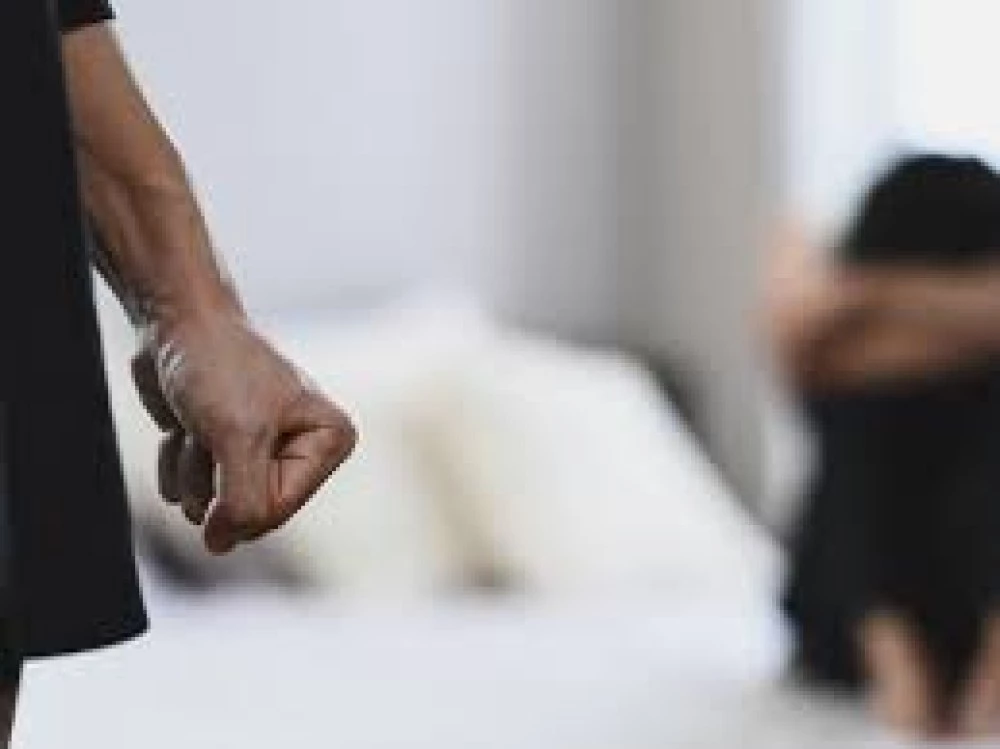 Издирват 32-годишен мъж, пребил приятелката си