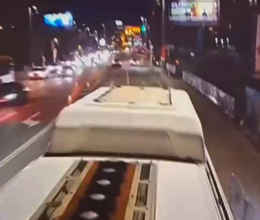 Мъж се изфука в социалните мрежи как се вози на покрива на автобус в София