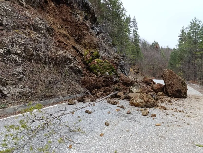 Свлачище блокира път в Смолянско