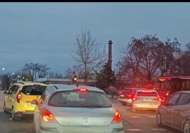 Бездействие под мигаща жълта светлина: Светофарът на Пещерско шосе пети ден в колапс