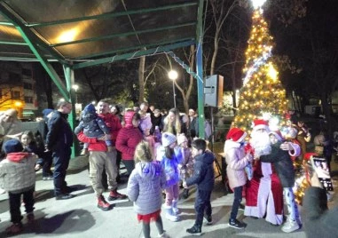 Грейна красивата коледна елха в район „Северен СНИМКИ