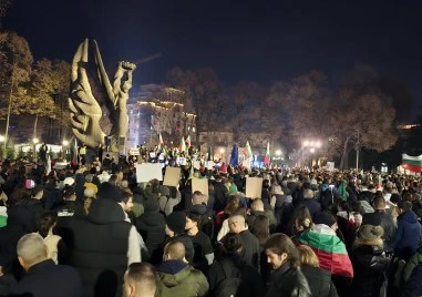 Със силни скандирания Оставка започна вторият антиправителствен протест в Пловдив